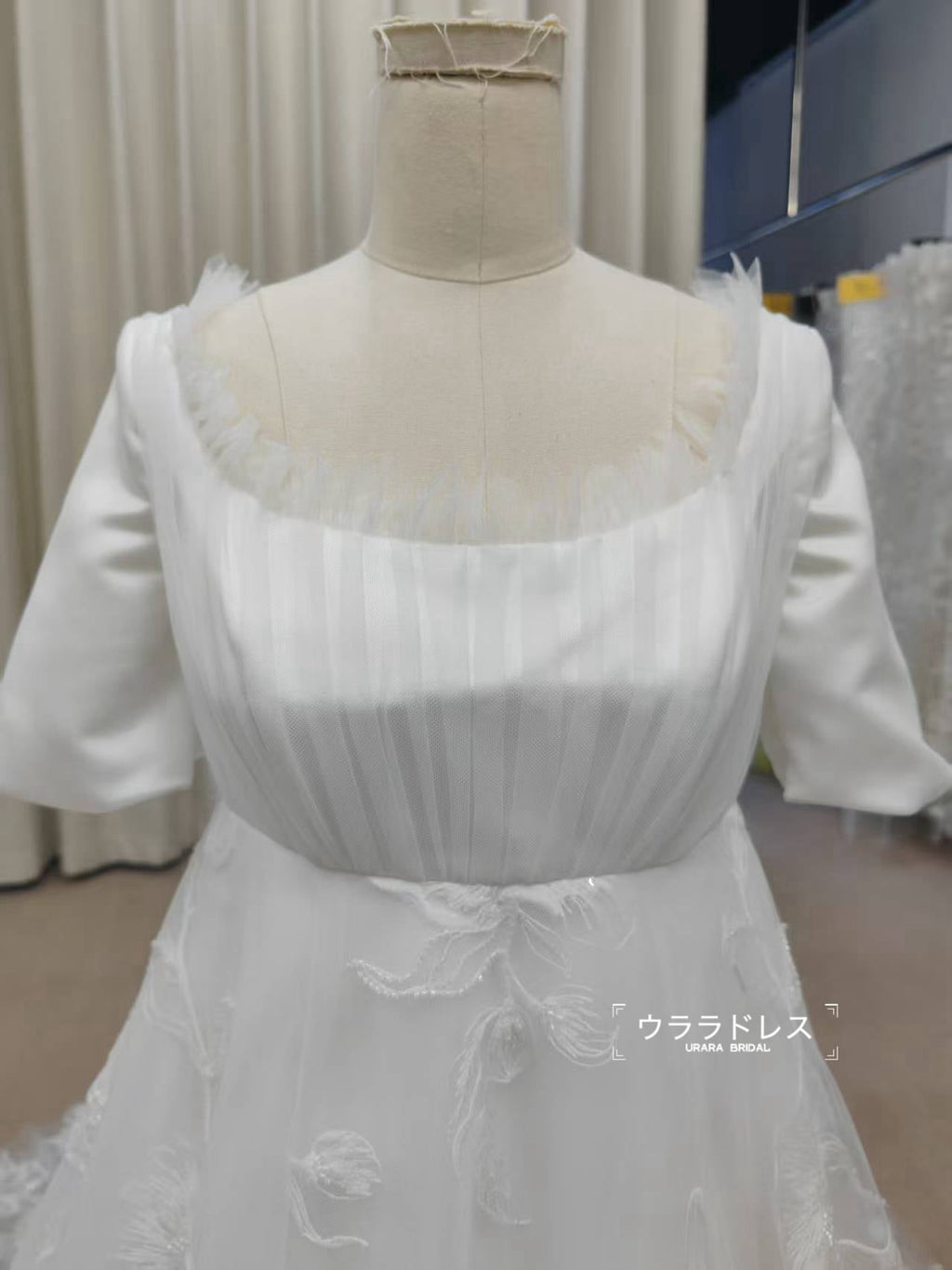 Aライン ウエディングドレス 五分袖 レース刺繍 トレーン付 花柄 チュール