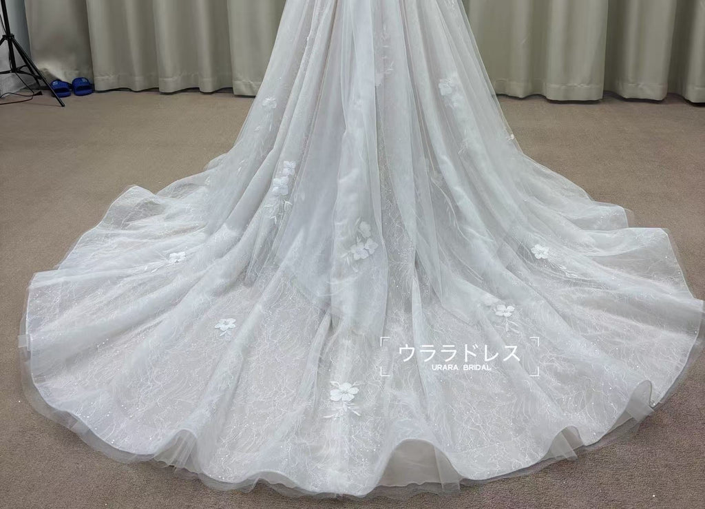 上品なチュールと立体フラワーのロングトレーンドレス