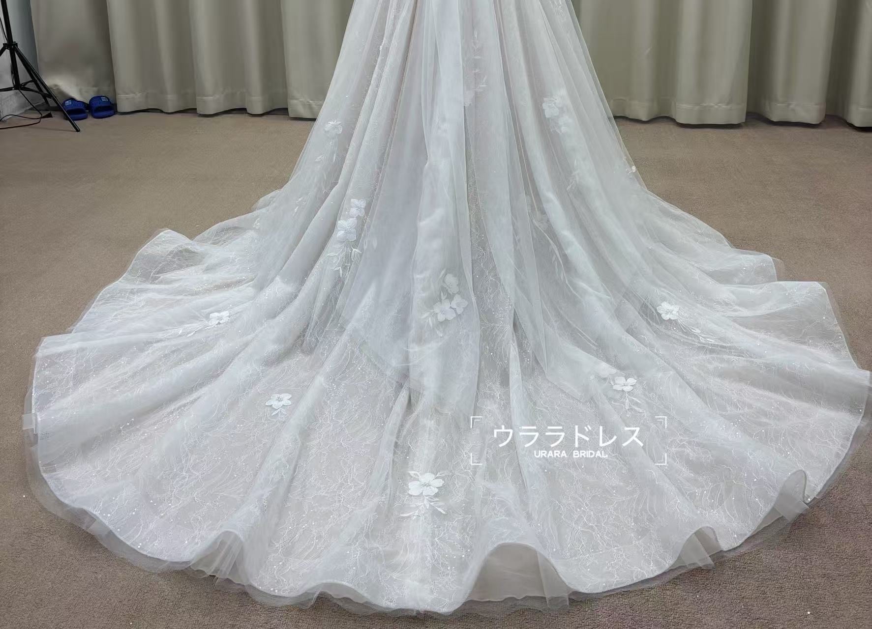 上品なチュールと立体フラワーのロングトレーンドレス