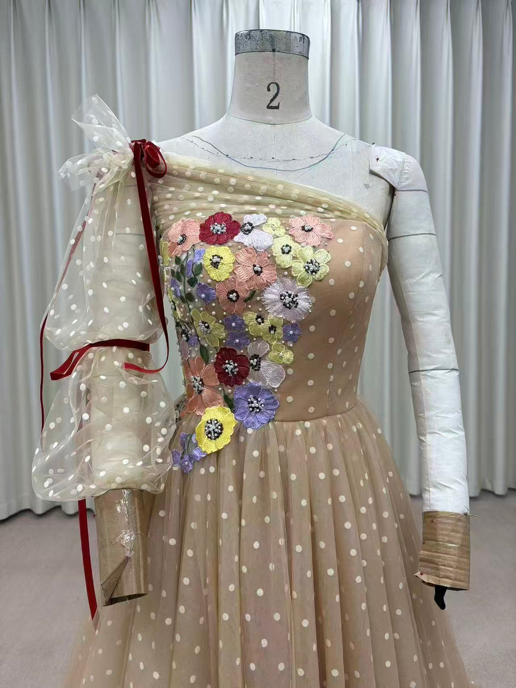 ドットチュール 花刺繍 ワンショルダー カラードレス｜フルオーダー対応