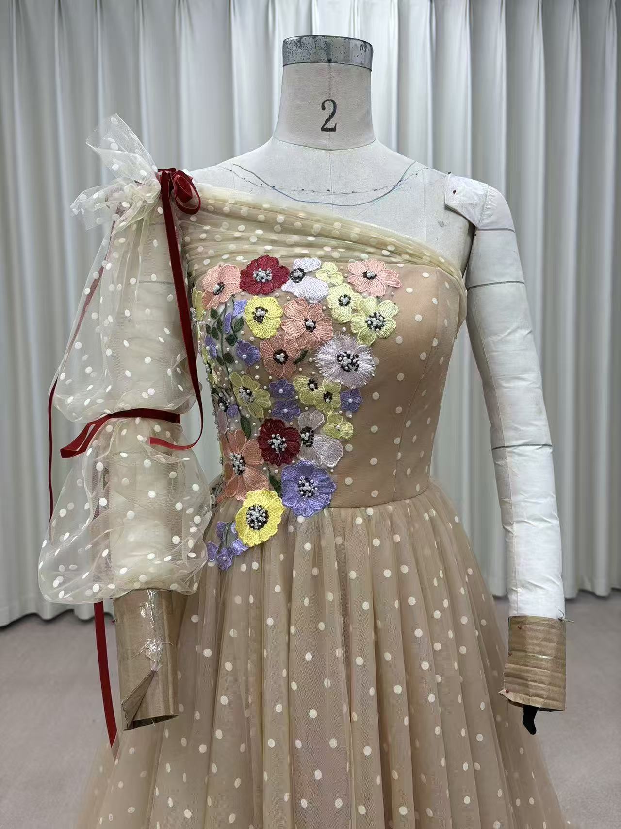 ドットチュール 花刺繍 ワンショルダー カラードレス｜フルオーダー対応