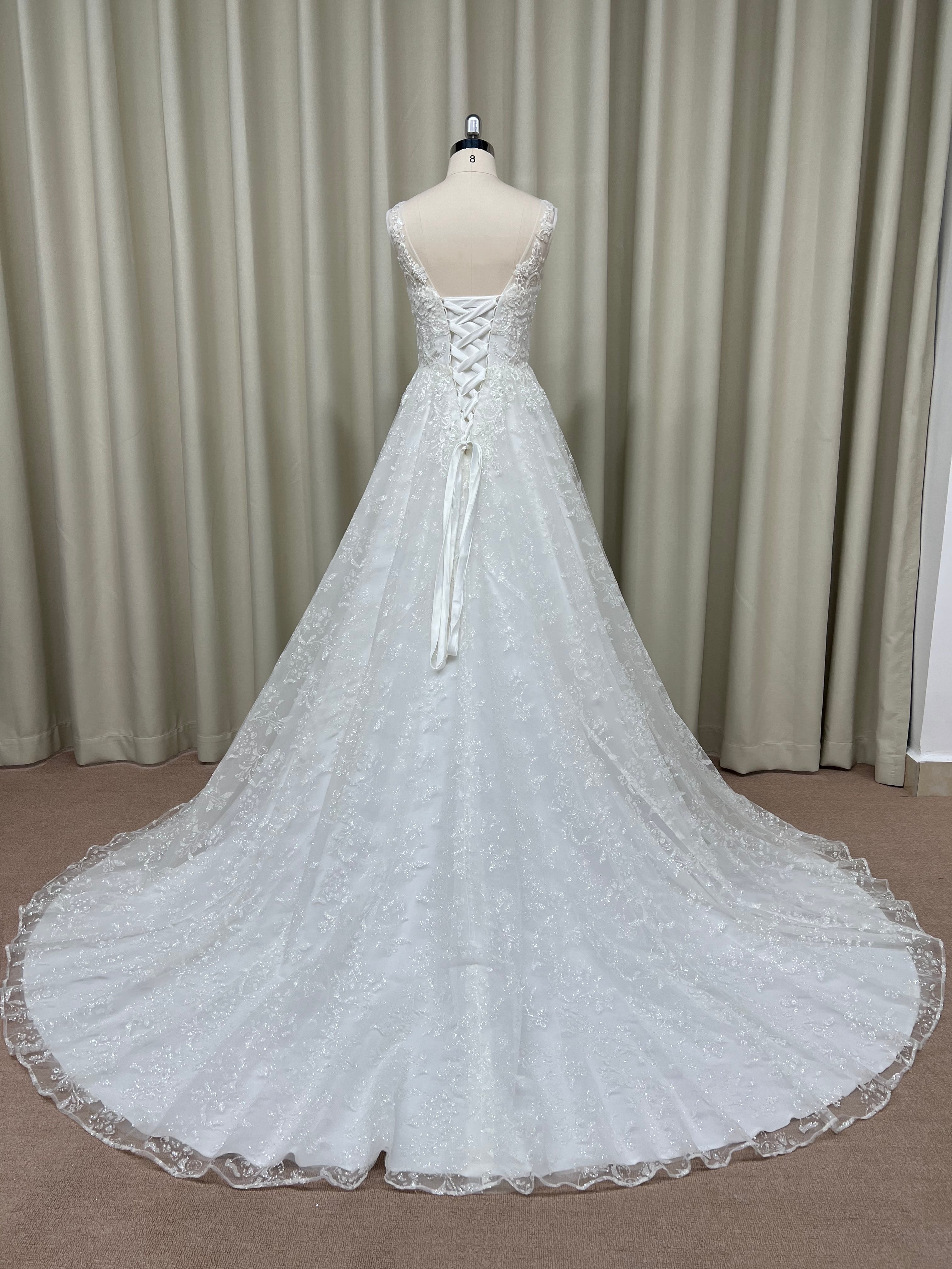 【花柄レース＆スパンコール】Aライン刺繍ウェディングドレスVネック＆ロングトレー