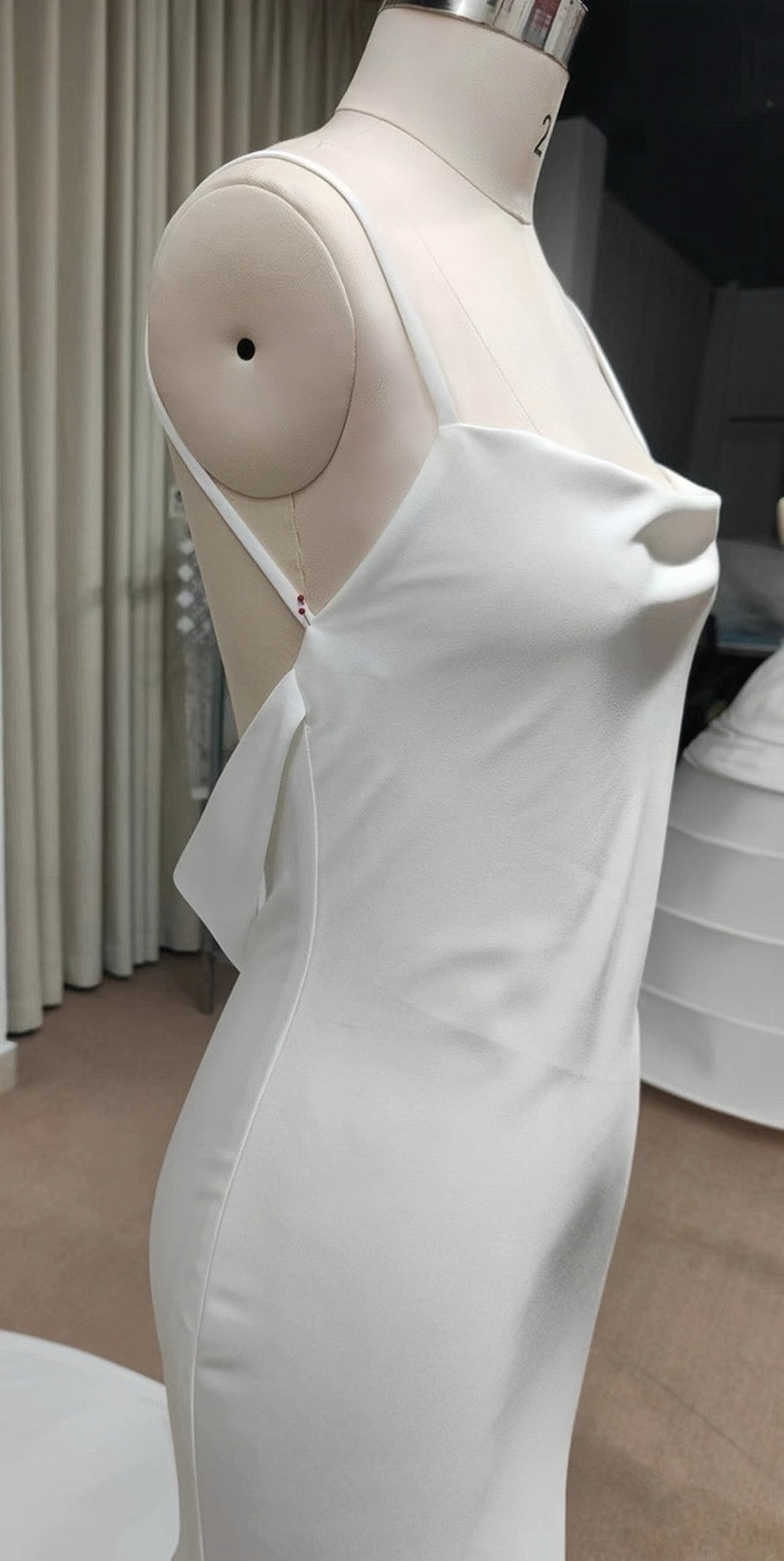 スパゲッティストラップ　フィット＆フレアシルエット　長いトレーン　シンプルなデザイン　ウェディングドレス　二次会　前撮り