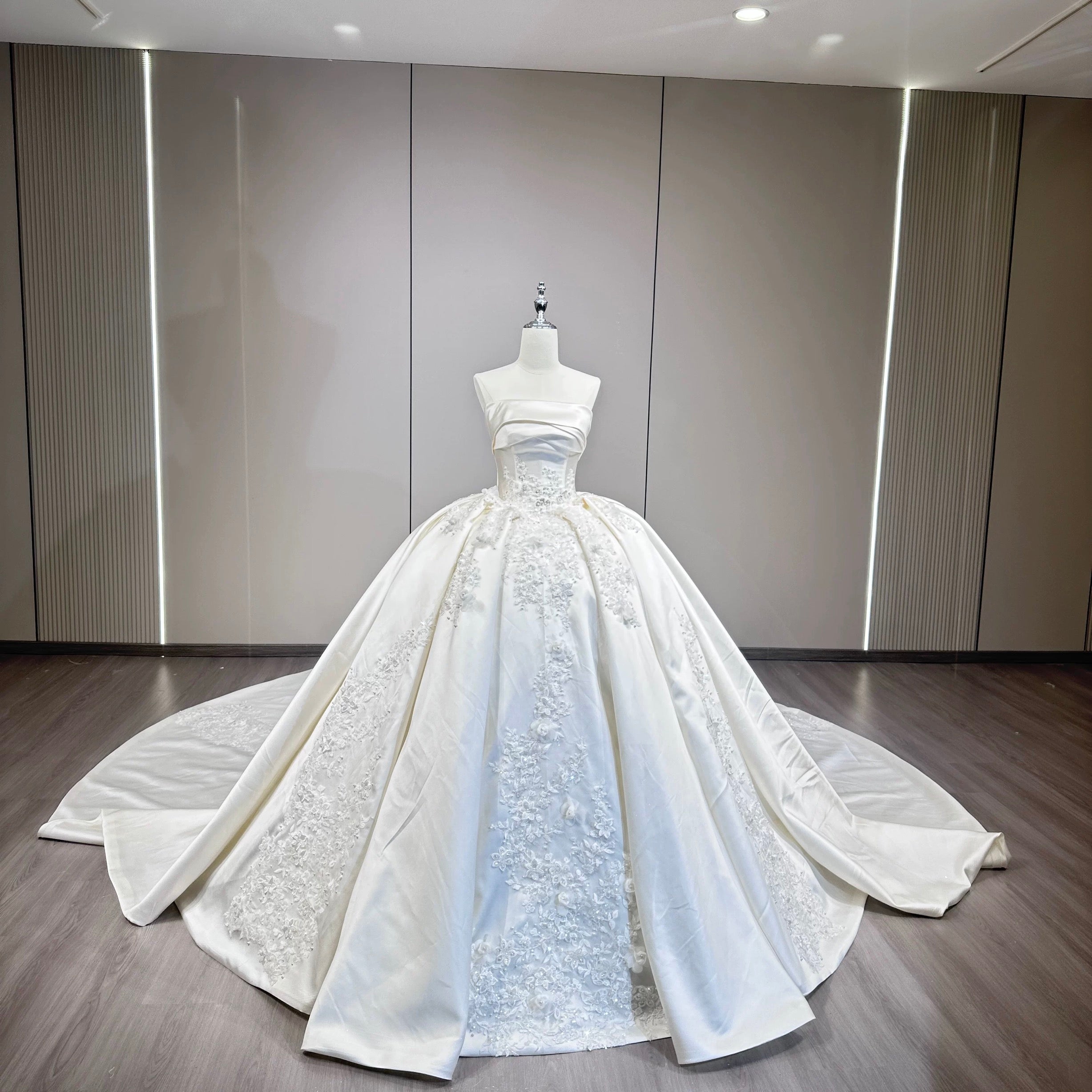 サテン プリンセスライン ウェディングドレス 上品 刺繍 シンプル クラシック