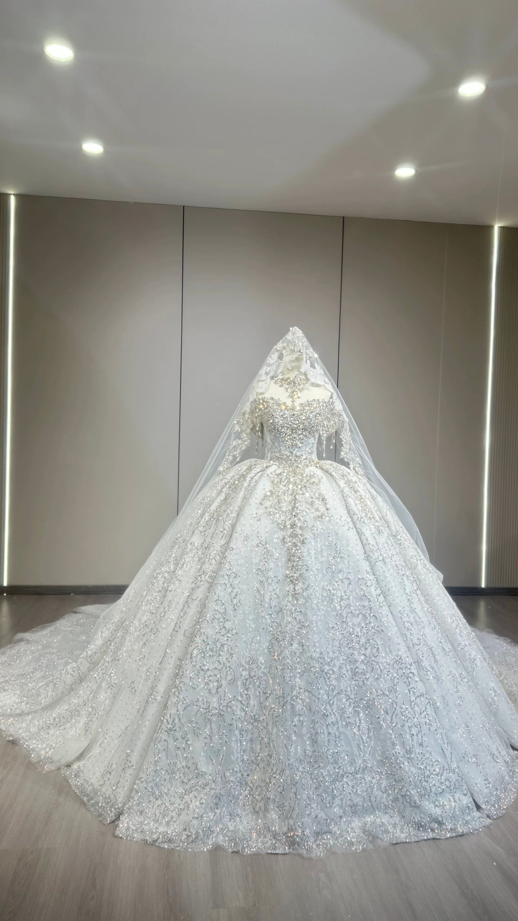 キラキラ ビジュー ウェディングドレス プリンセスライン 豪華 グリッター