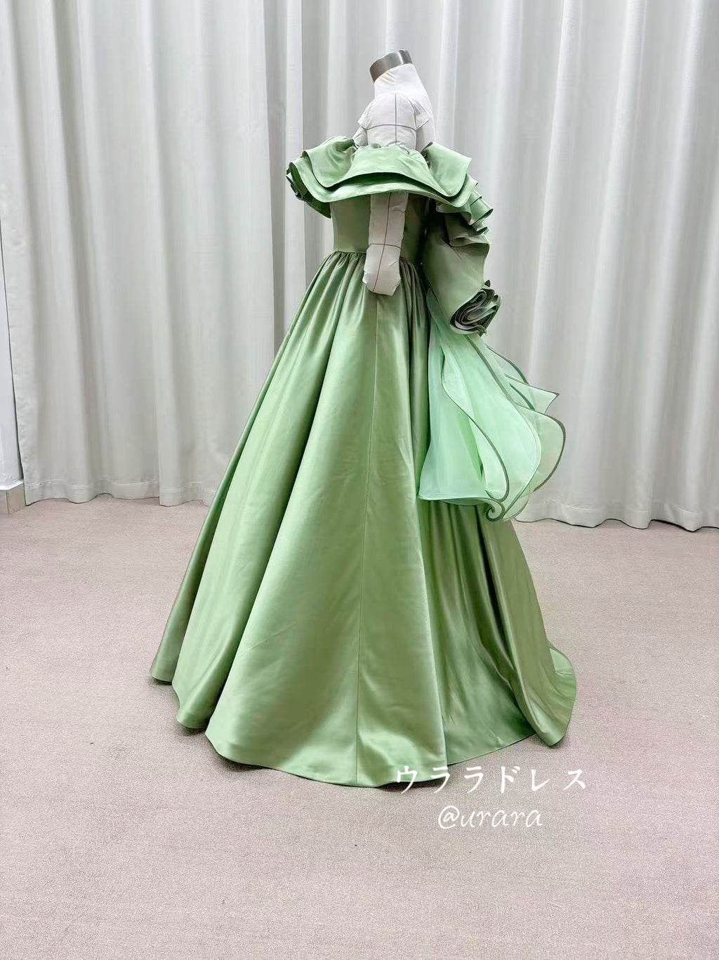 グリーンサテンドレス｜立体フリルの高級感カラードレス