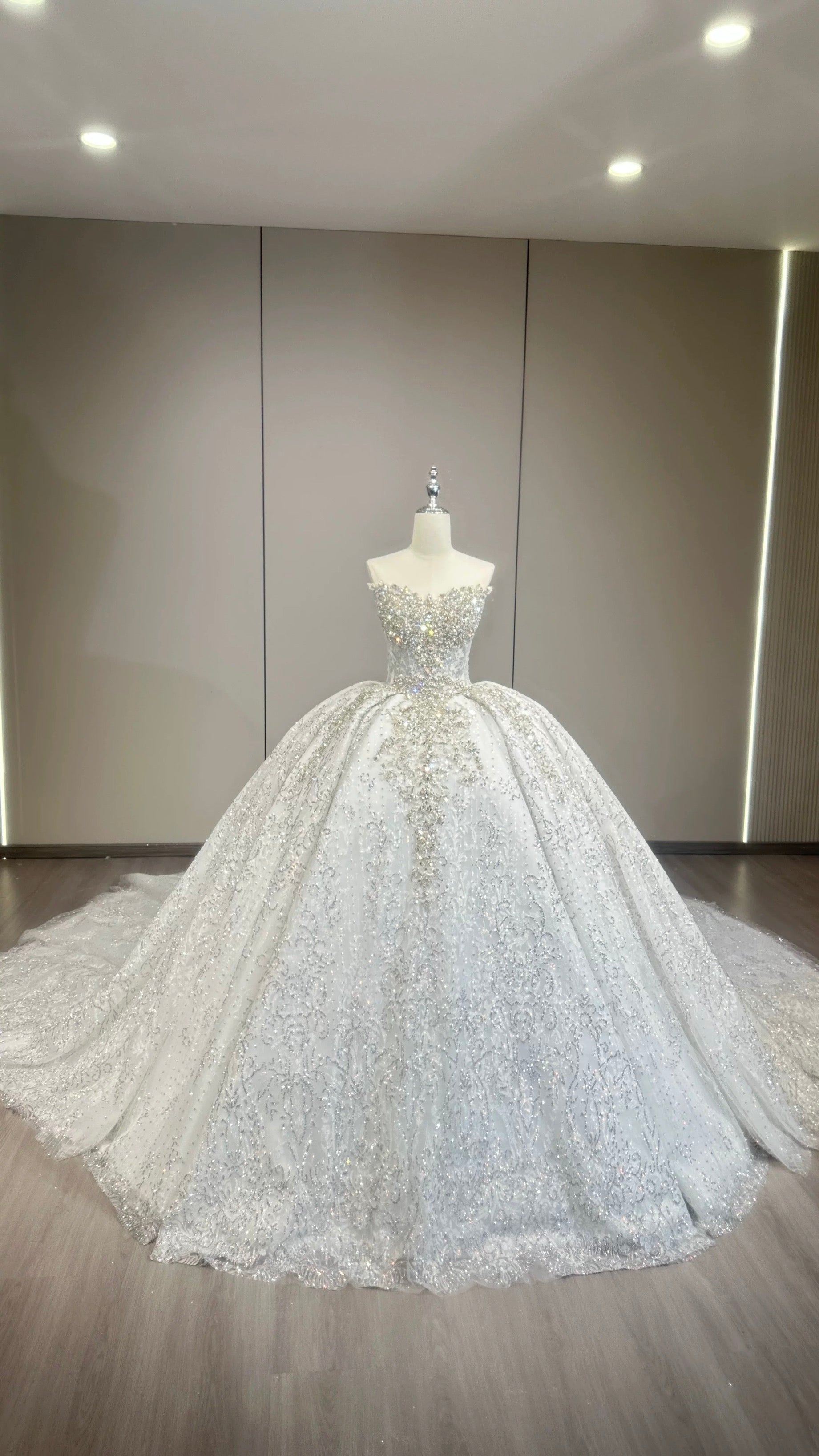 キラキラ ビジュー ウェディングドレス プリンセスライン 豪華 グリッター