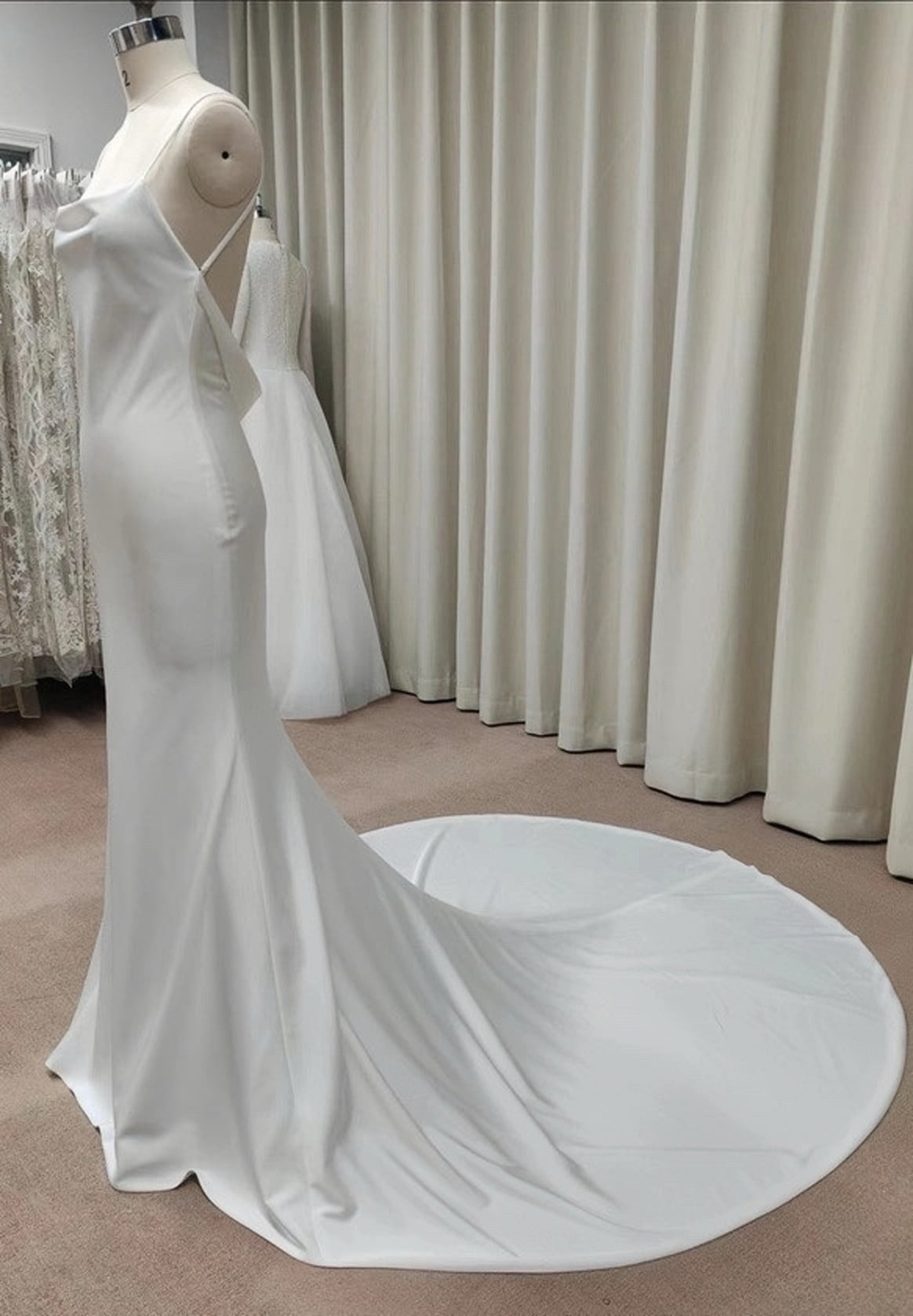 スパゲッティストラップ　フィット＆フレアシルエット　長いトレーン　シンプルなデザイン　ウェディングドレス　二次会　前撮り