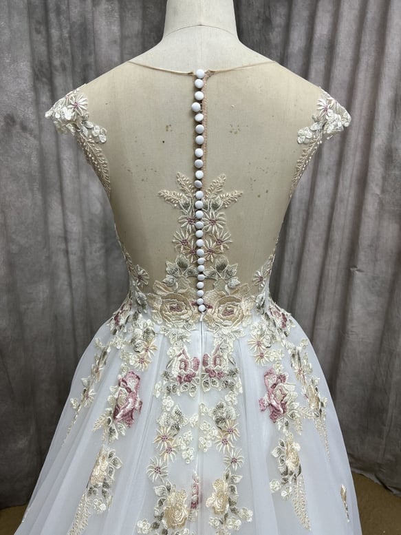 デザイン変更可能】　Aライン　Vネック　ノースリーブ　刺繍　ウェディングドレス　前撮り　演奏会