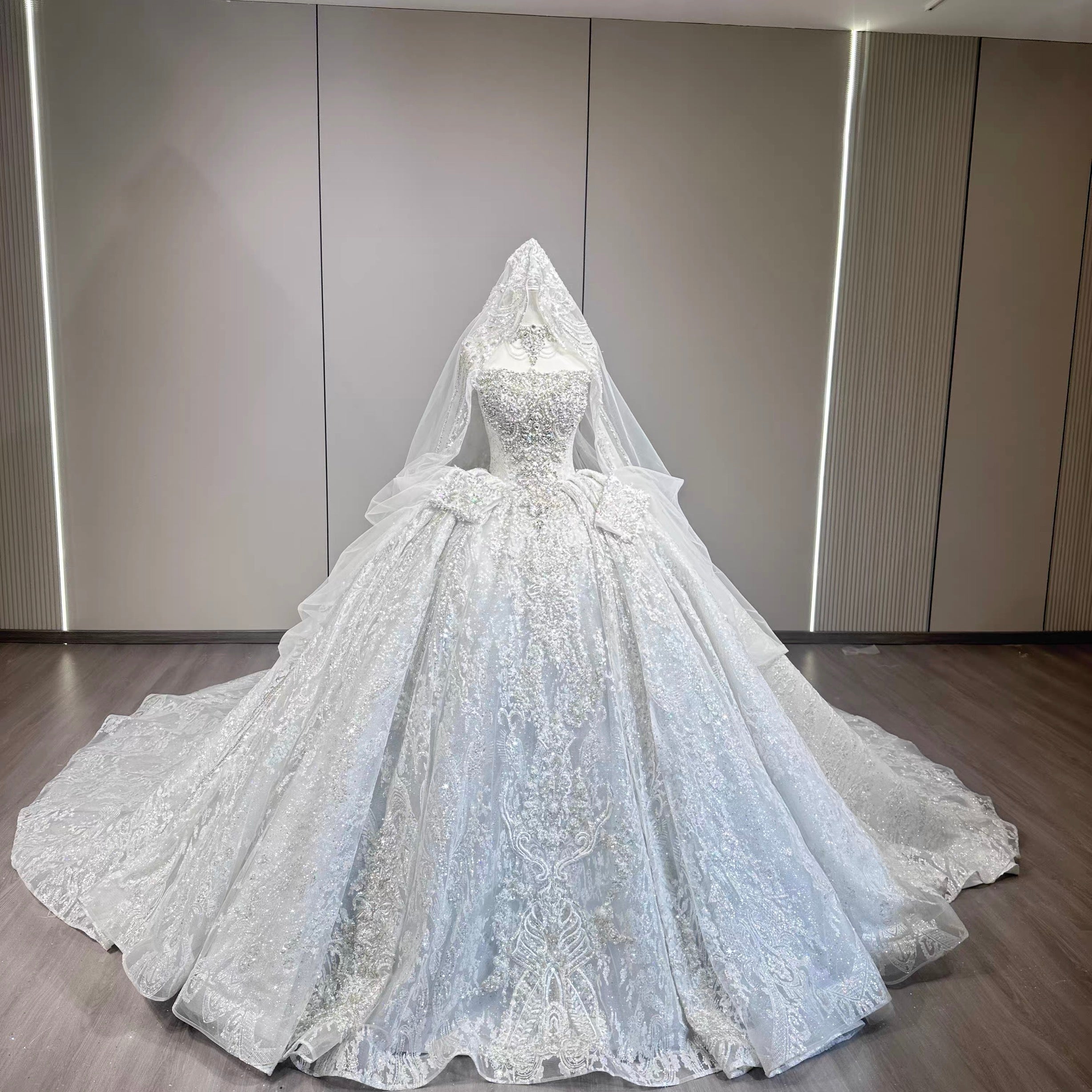 豪华刺繍プリンセスライン ウェディングドレス ロングトレーン ベール付き