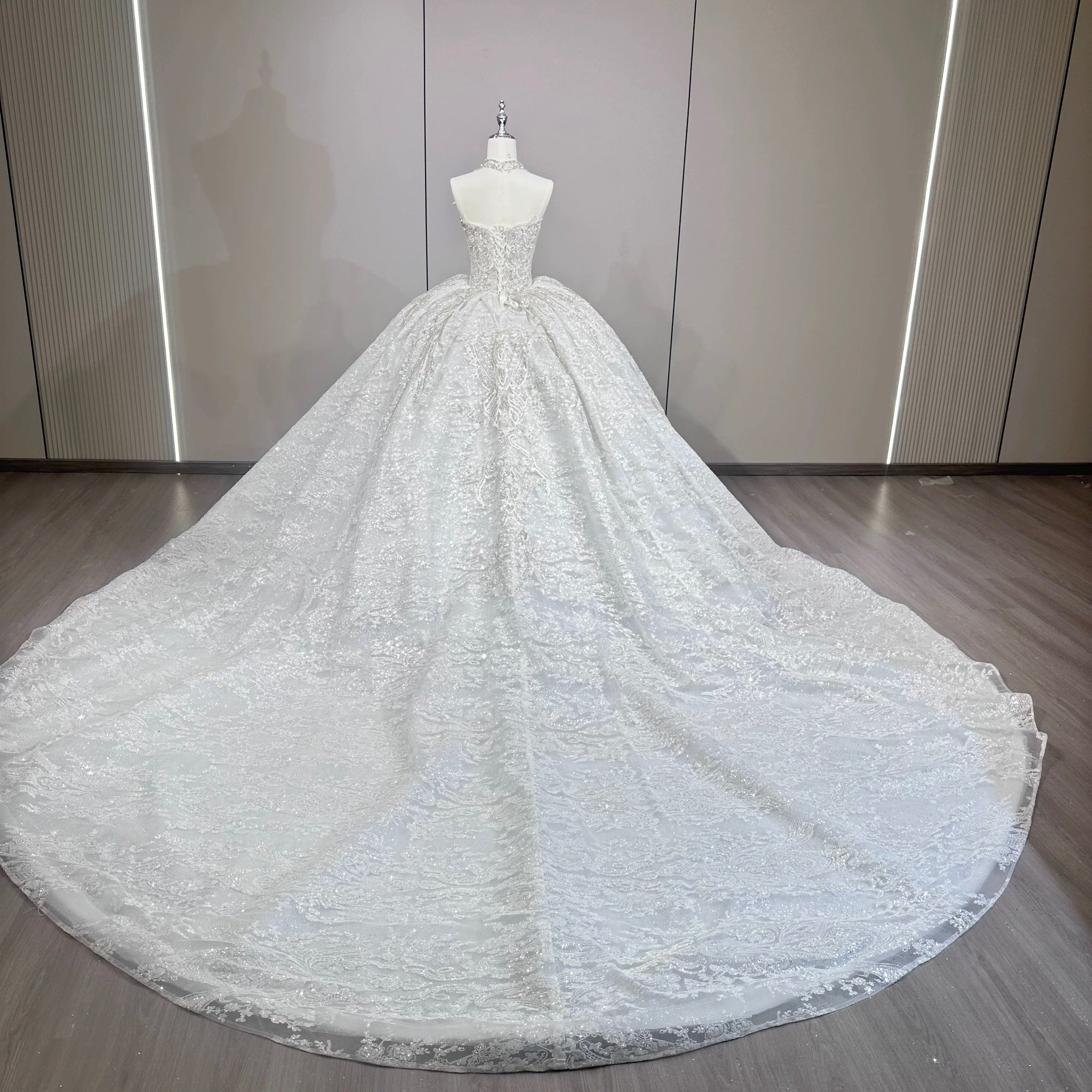 豪华刺繍プリンセスライン ウェディングドレス ロングトレーン ベール付き