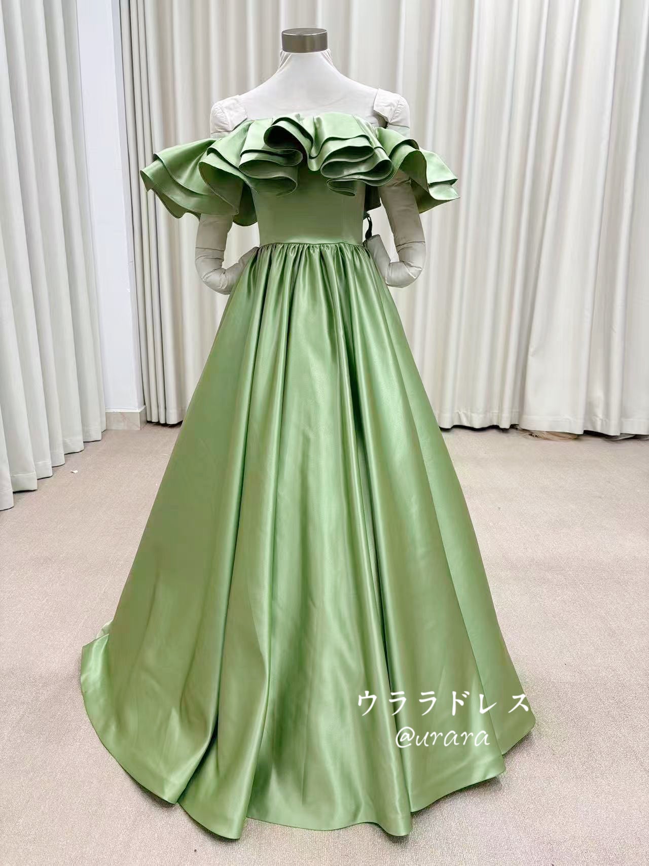 グリーンサテンドレス｜立体フリルの高級感カラードレス
