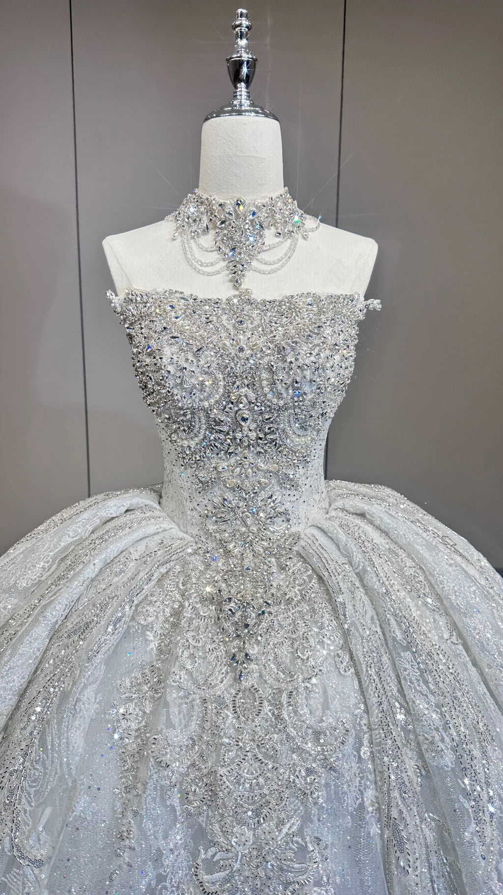 豪华刺繍プリンセスライン ウェディングドレス ロングトレーン ベール付き
