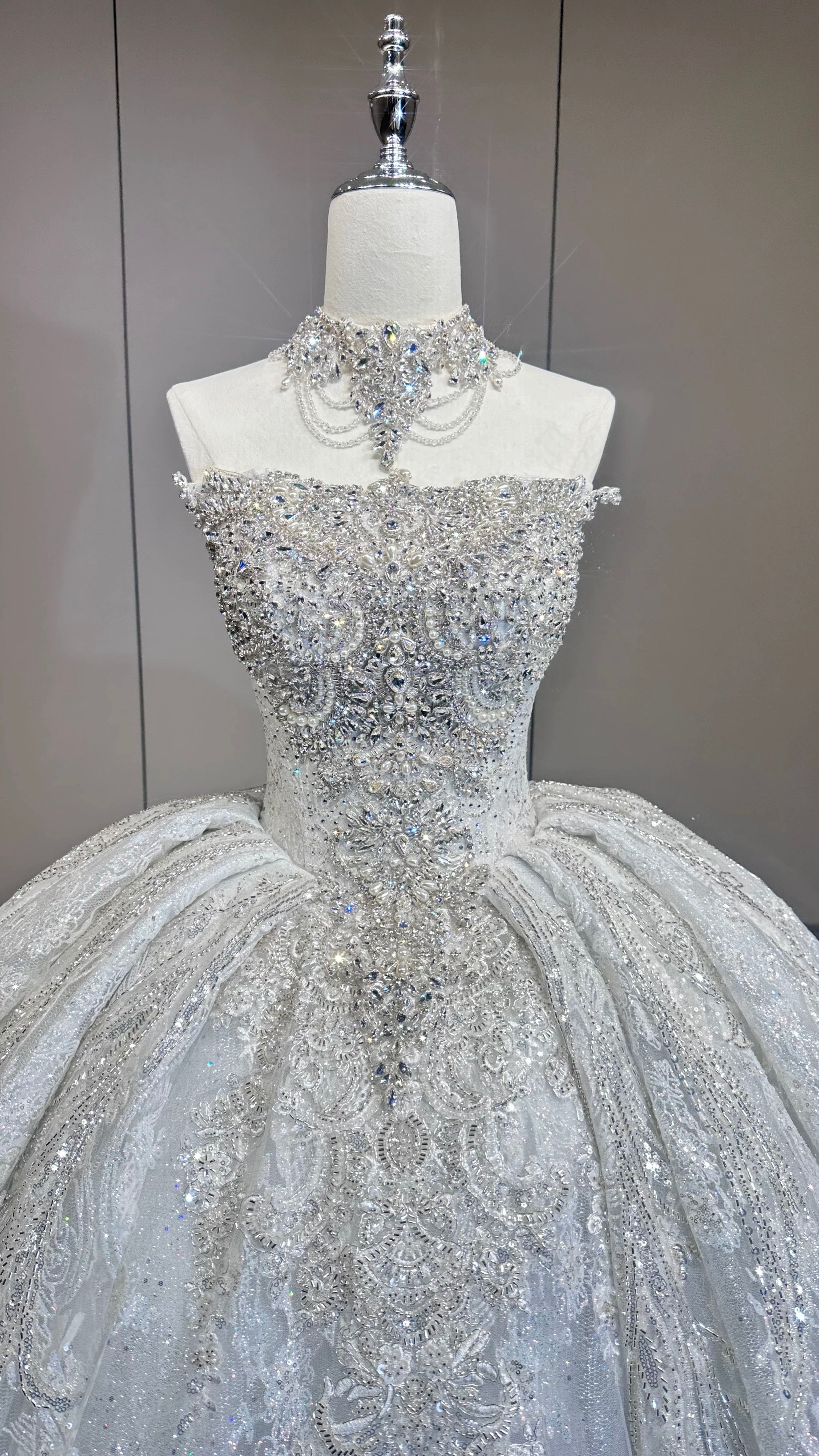 豪华刺繍プリンセスライン ウェディングドレス ロングトレーン ベール付き