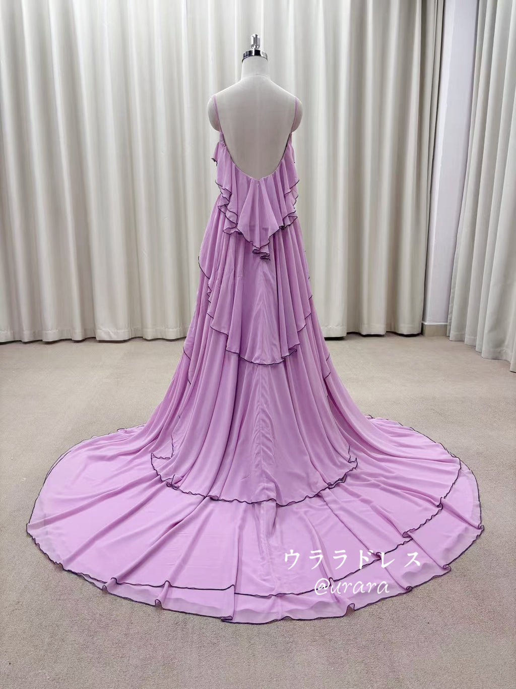 ピンクフリルカラードレス｜軽やかシフォン×甘めデザイン