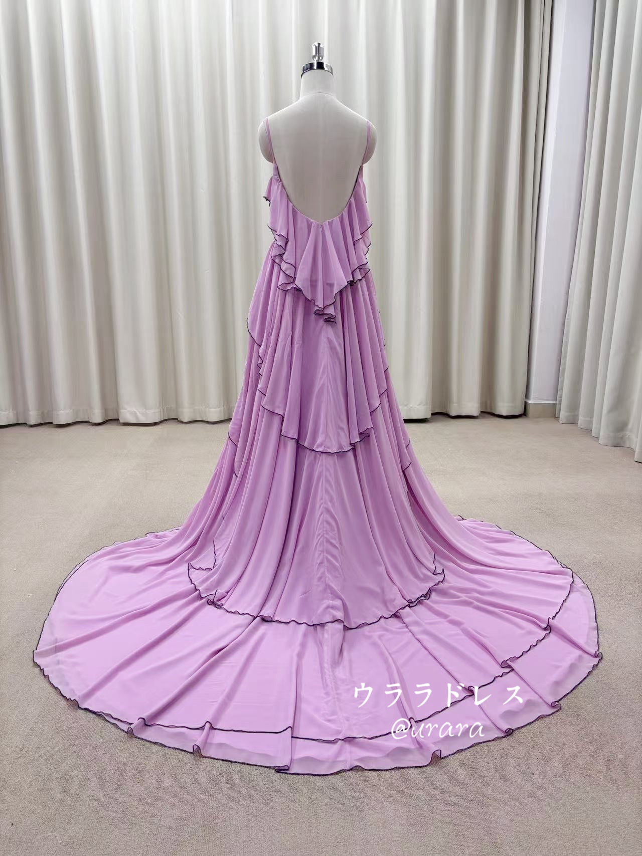 ピンクフリルカラードレス｜軽やかシフォン×甘めデザイン