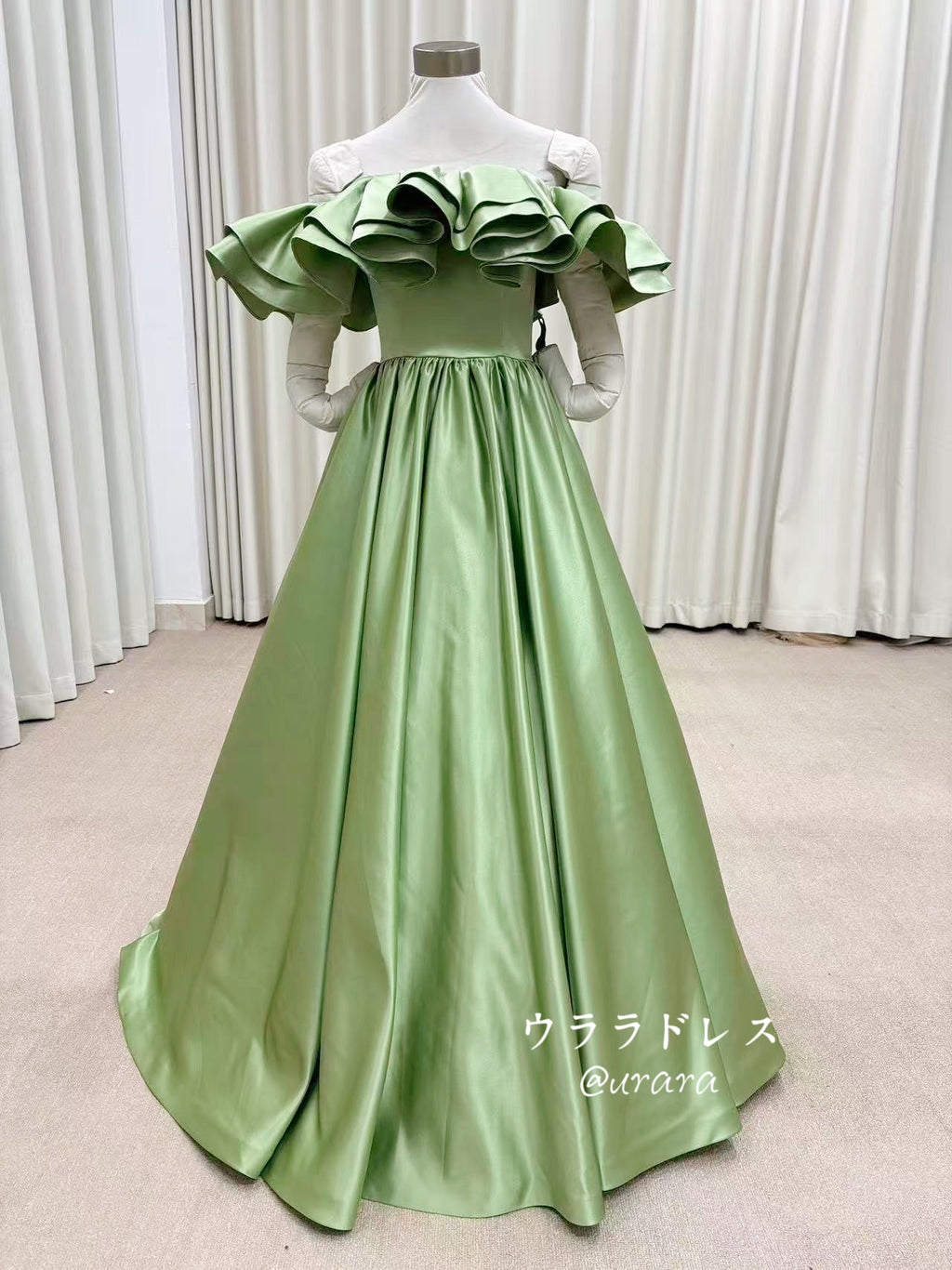 グリーンサテンドレス｜立体フリルの高級感カラードレス