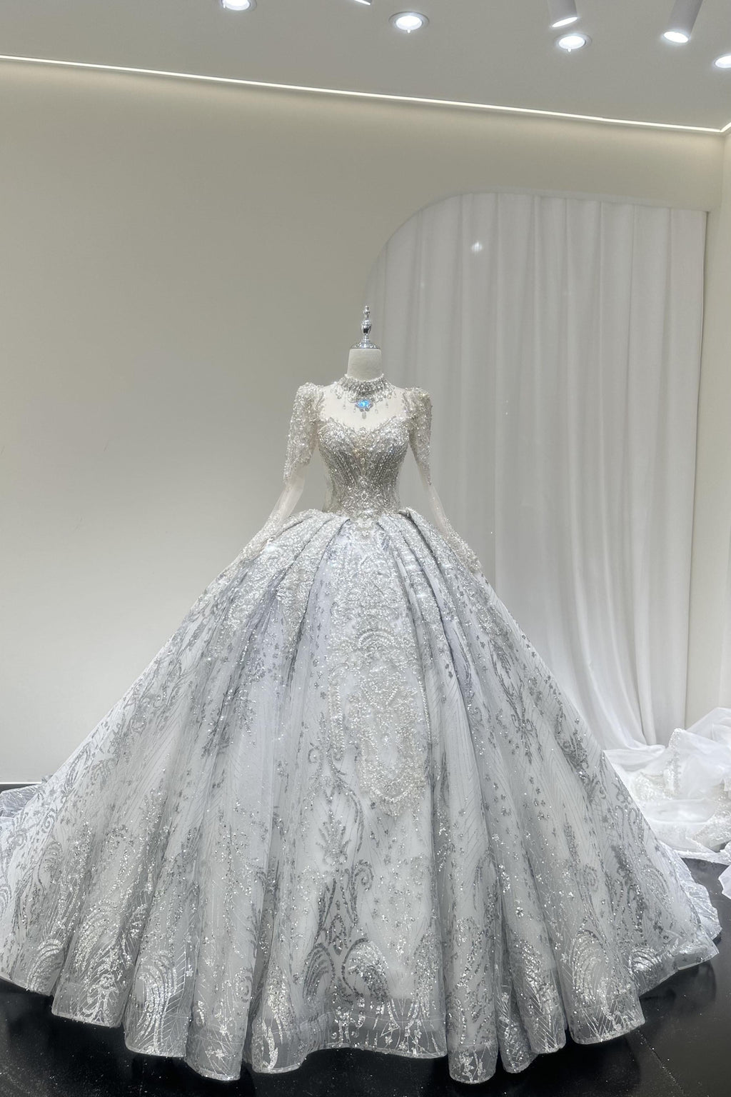圧倒的な存在感｜豪華ビジュー刺繍ドレス