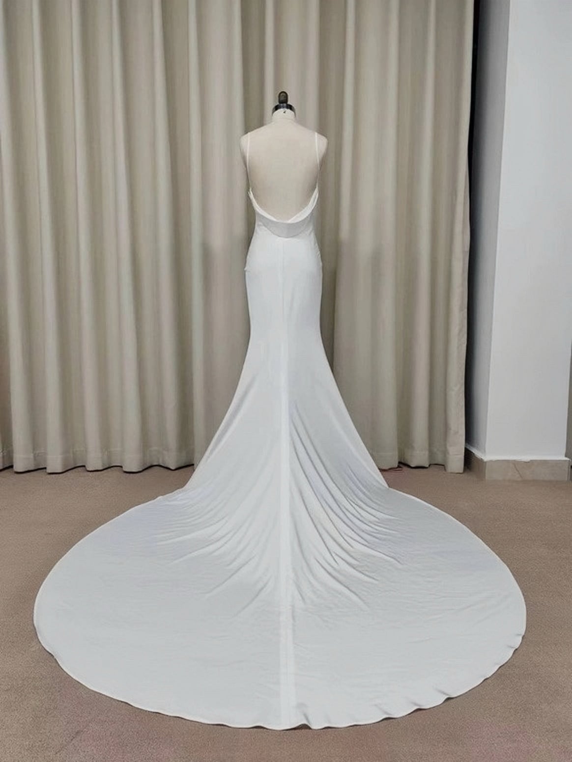 スパゲッティストラップ　フィット＆フレアシルエット　長いトレーン　シンプルなデザイン　ウェディングドレス　二次会　前撮り