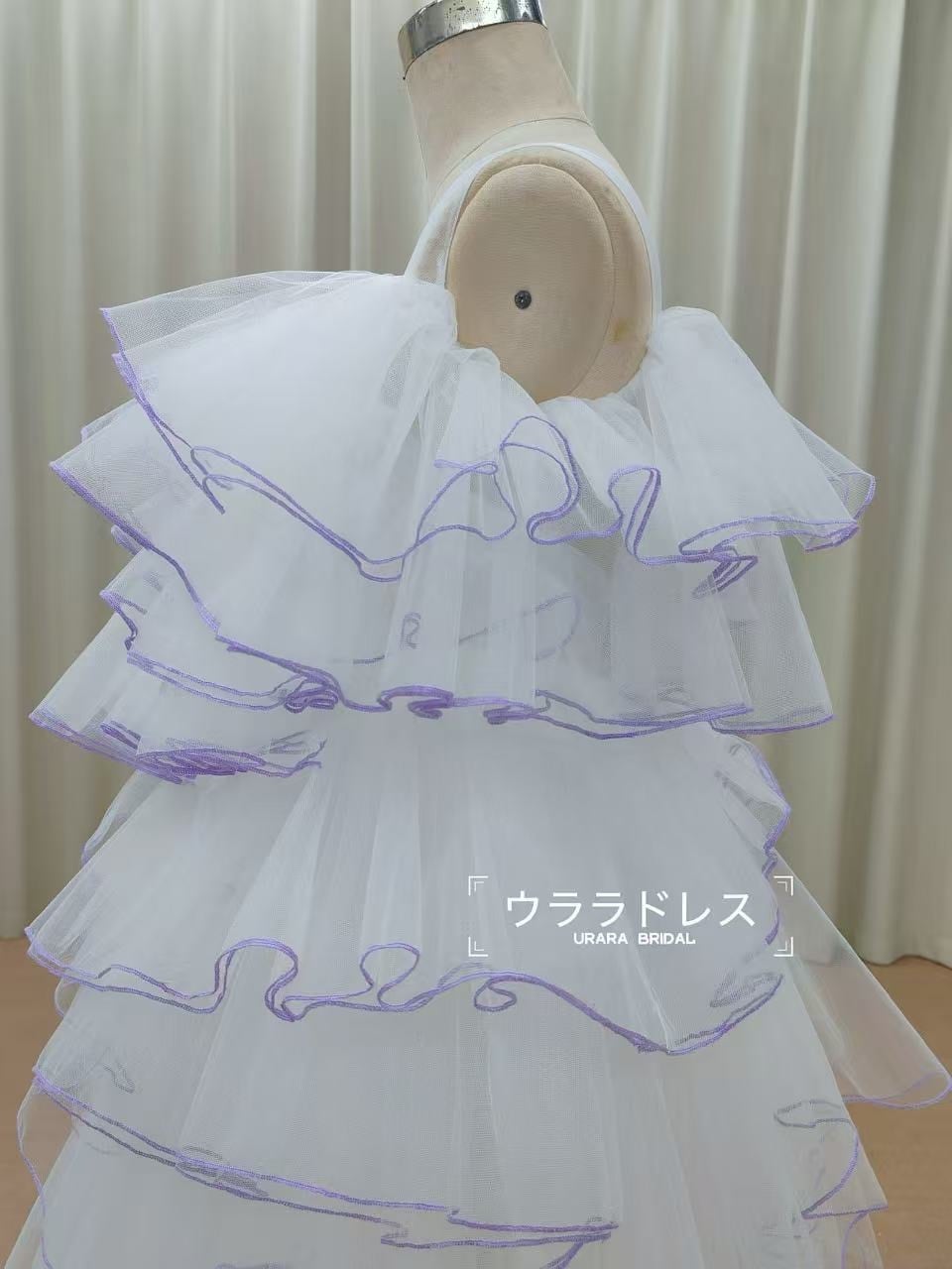 紫のパイピングが可愛い ティアードフリル チュール ウェディングドレス 演奏会 二次会