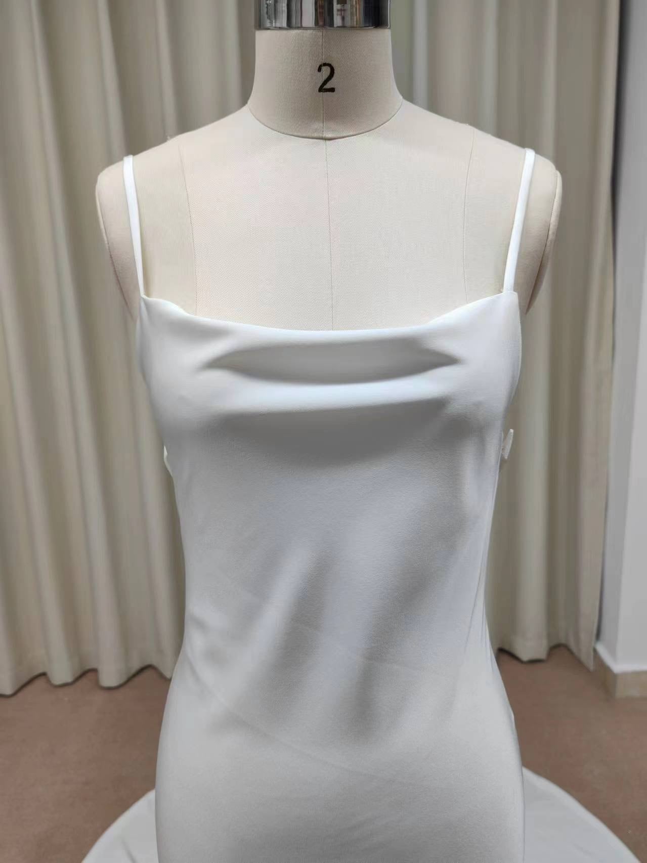 スパゲッティストラップ　フィット＆フレアシルエット　長いトレーン　シンプルなデザイン　ウェディングドレス　二次会　前撮り