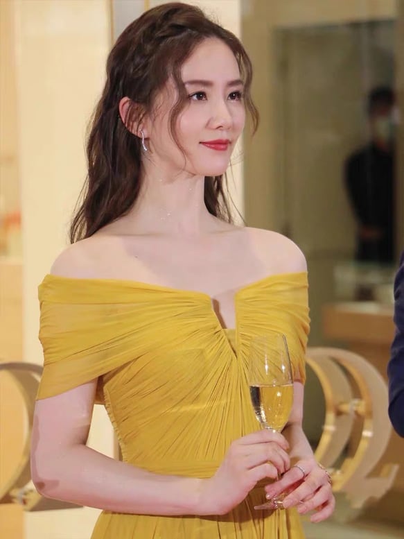 披露宴 演奏会 結婚式 音楽会 司会者 編み上げドレス