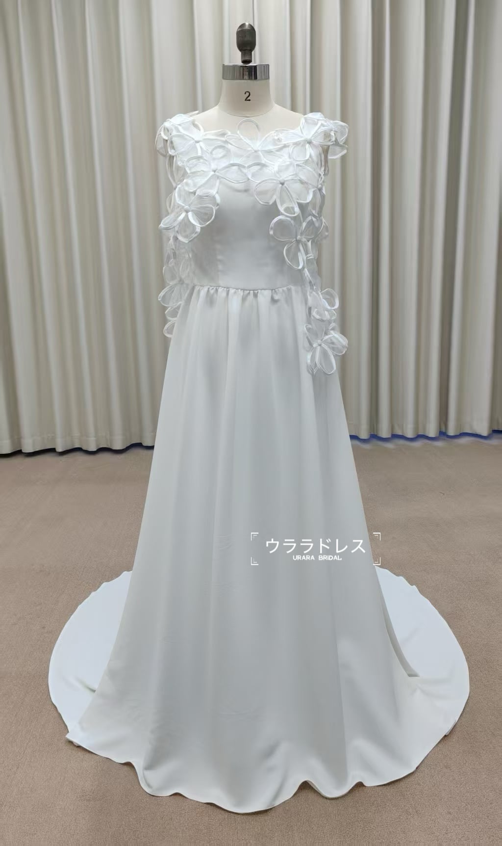 立体フラワーデザインのホワイトドレス／軽やかチュールのAライン