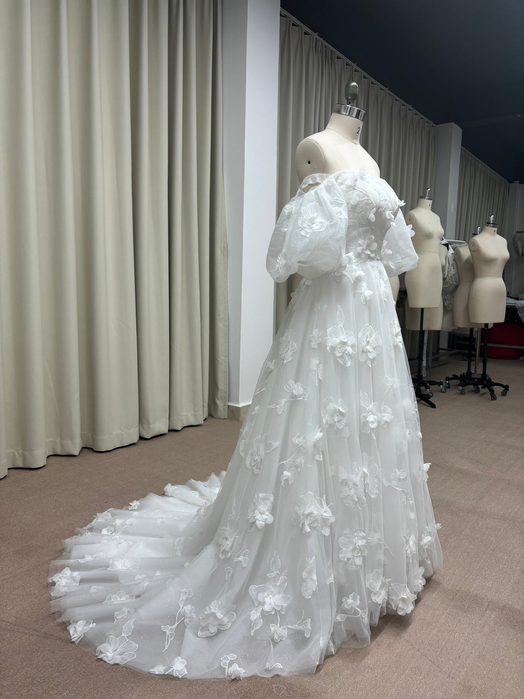 花びら　キラキラ　ベール付き　Aライン　ウェディングドレス　二次会